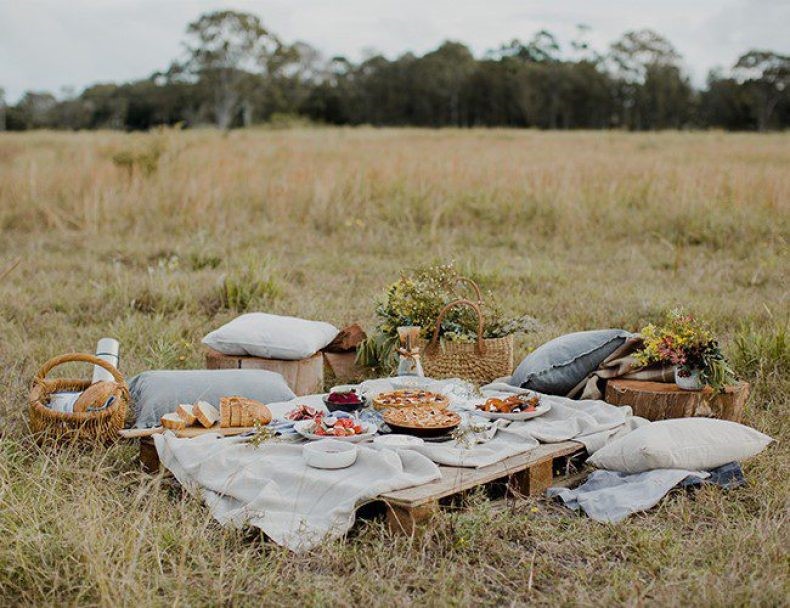 HOW TO PLAN THE PERFECT FALL PICNIC